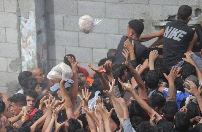 Γάζα: Χιλιάδες Παλαιστίνιοι λεηλάτησαν αποθήκη τροφίμων – Αναφορές για τουλάχιστον 2 νεκρούς