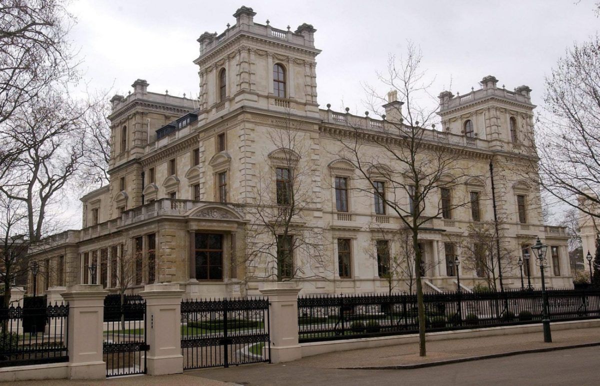 Άδειες, ερειπωμένες αλλά πολυτελείς – Τι συμβαίνει με τις επαύλεις των Ρώσων στο Λονδίνο