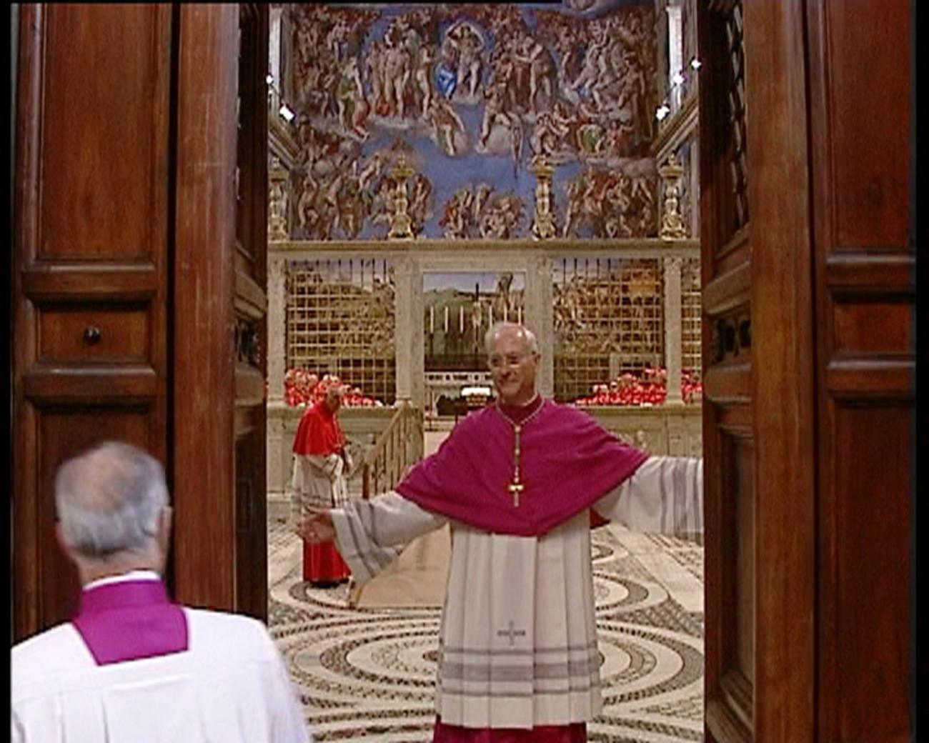εικόνα που δείχνει τον τελετάρχη αφού έχει δώσει την εντολή «Extra omnes!» για να φύγουν όλοι εκτός καρδιναλίων και ενός κληρικού δευτερόλεπτα πριν κλείσει την πόρτα στην Καπέλα Σιξτίνα