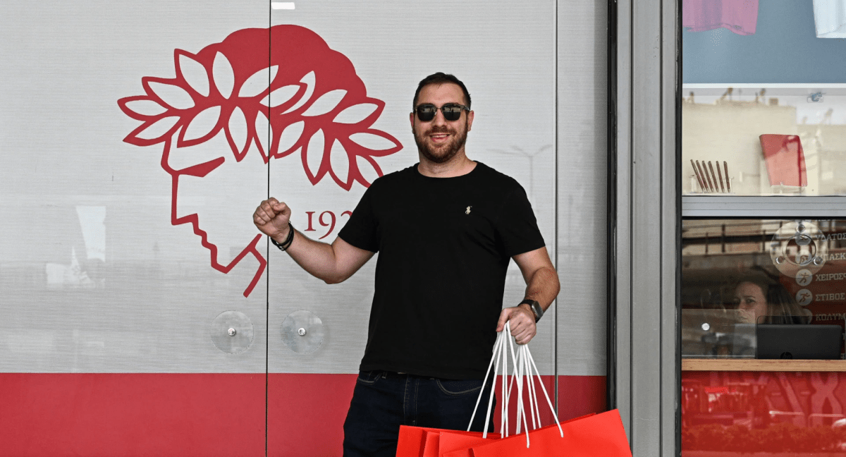 «Τρελό» ταξίδι οπαδού του Ολυμπιακού: Από Τέξας… Πειραιά και μετά Άμπου Ντάμπι!