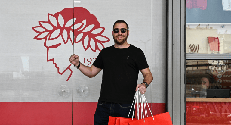 «Τρελό» ταξίδι οπαδού του Ολυμπιακού: Από Τέξας… Πειραιά και μετά Άμπου Ντάμπι!