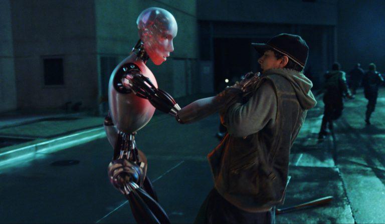 Και κάπως έτσι αρχίζει: Ρομπότ τα παίρνει στο «κρανίο» και επιτίθεται στους ανθρώπους