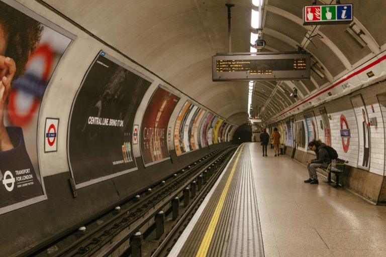 Η συγκλονιστική ιστορία πίσω από τη φωνή στο μετρό του Λονδίνου