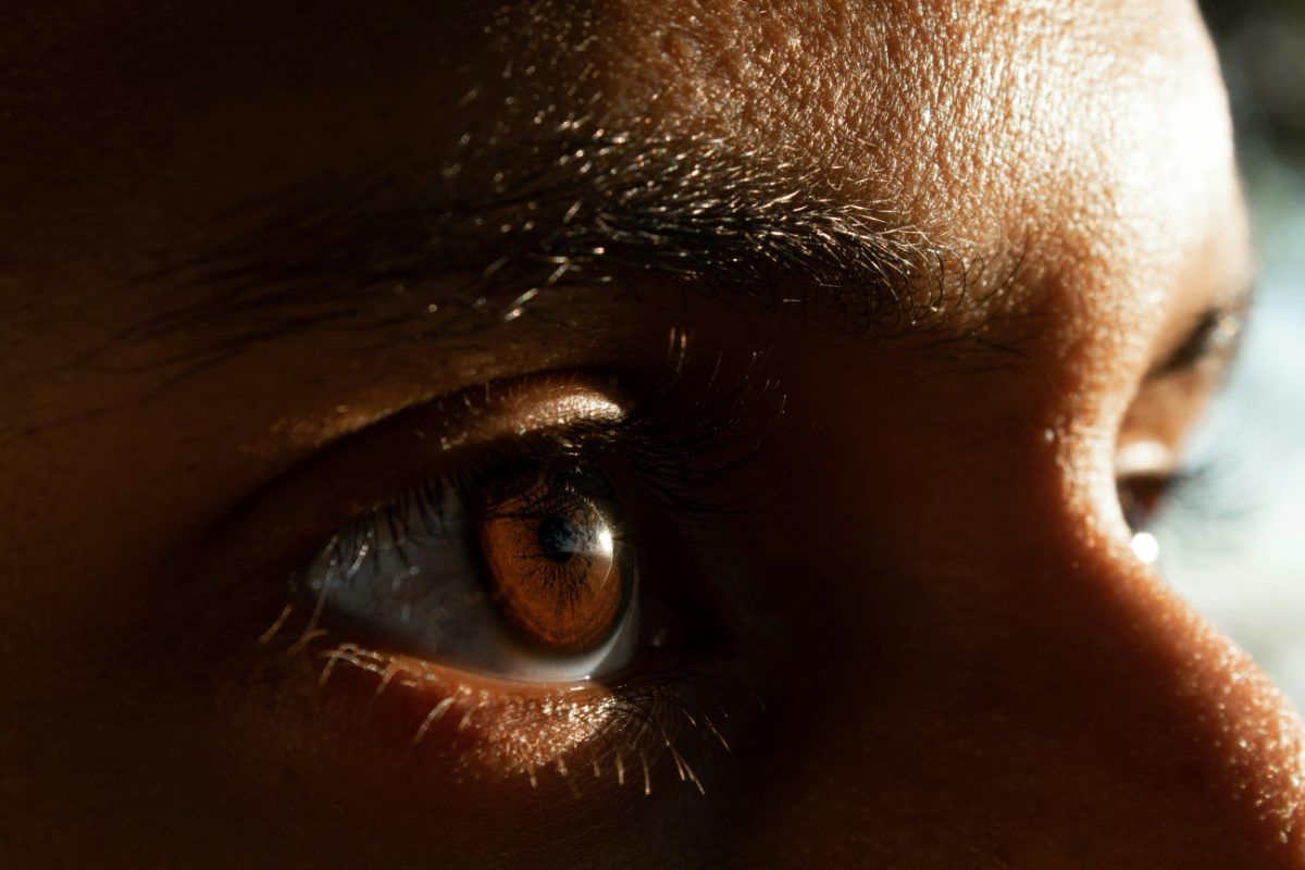 Γιατί οι ανδρες στα social media ξυρίζουν τις βλεφαρίδες τους;