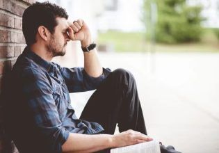 Καθημερινές φράσεις που όλοι χρησιμοποιούμε και δείχνουν χαμηλή νοημοσύνη