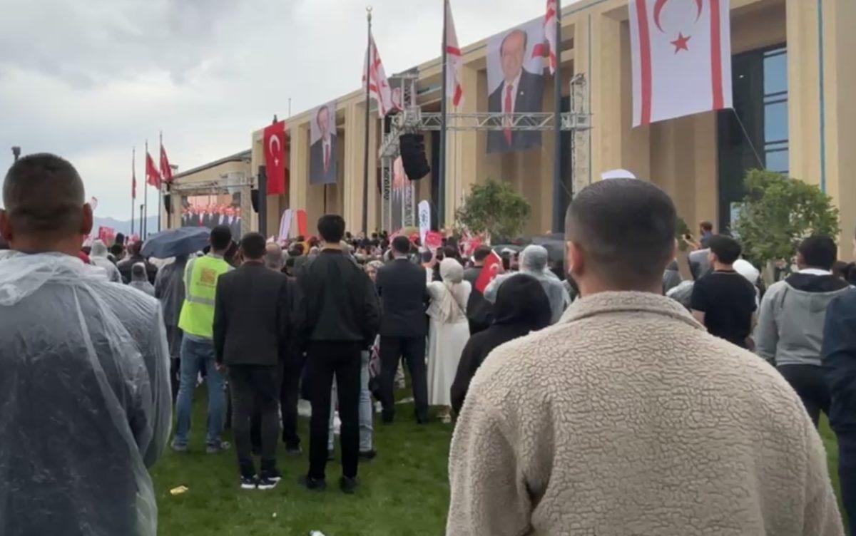 Εφεραν κόσμο από την Τουρκία για τη φιέστα Ερντογάν στα Κατεχόμενα