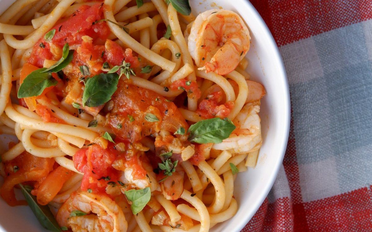 Συνταγή: Λιγκουίνι με γαρίδες, λάιμ και κόλιανδρο