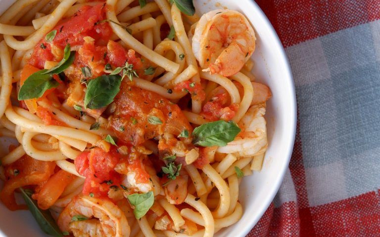 Συνταγή: Λιγκουίνι με γαρίδες, λάιμ και κόλιανδρο