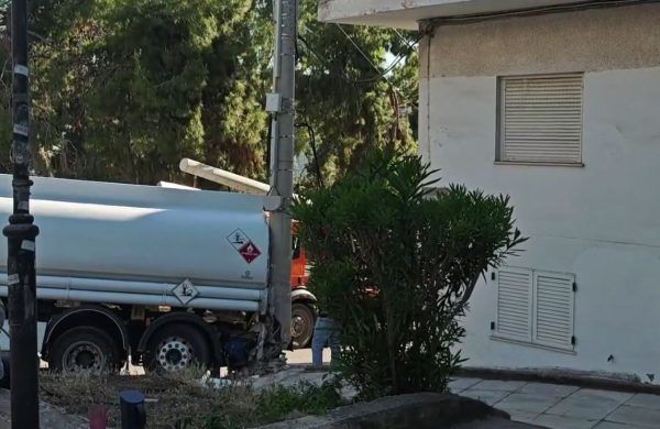 Κερατσίνι: Φορτηγό έπεσε σε κολώνα ηλεκτροδότησης – Ποιοι δρόμοι είναι κλειστοί