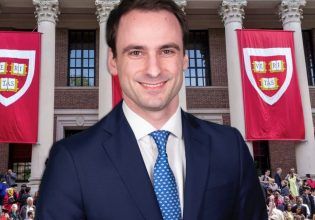 O Ελληνοαμερικανός σύμβουλος του Τραμπ που φέρνει τα πάνω κάτω στα αμερικανικά πανεπιστήμια