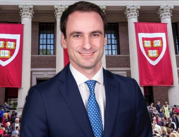 O Ελληνοαμερικανός σύμβουλος του Τραμπ που φέρνει τα πάνω κάτω στα αμερικανικά πανεπιστήμια