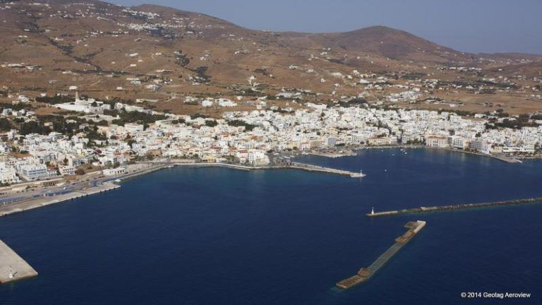 Πλοίο με 40 επιβάτες προσέκρουσε στο λιμάνι της Τήνου