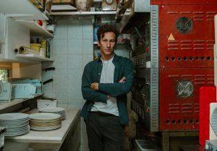 Ο Γιώργος Κουτλής σκηνοθετεί τον Μιχάλη Σαράντη στην «Κουζίνα» του Άρνολντ Γουέσκερ