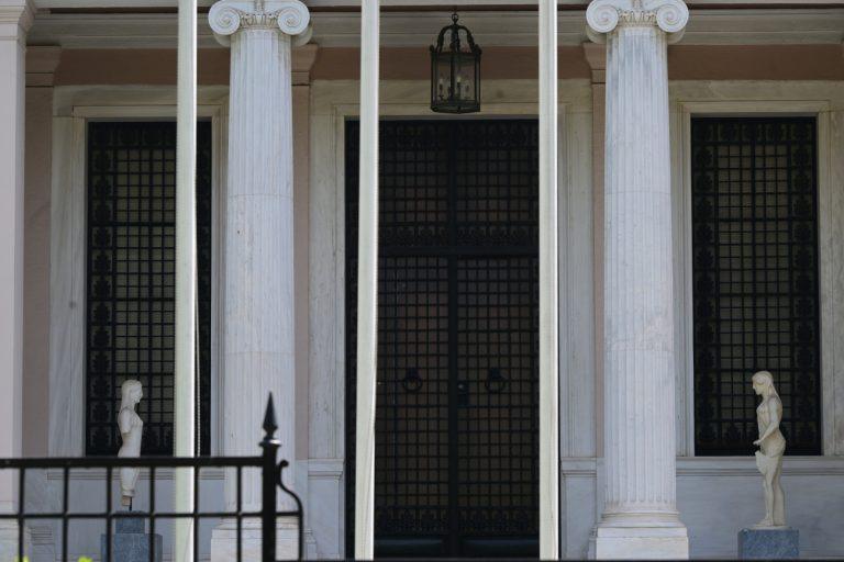 Τα δώρα που έλαβε ο Μητσοτάκης και οι υπουργοί της κυβέρνησης – Ρολόγια, βάζα, μανικετόκουμπα, χρυσές πένες