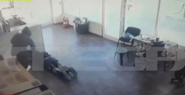 Ασπρόπυργος: Ένοπλος εισέβαλε σε βενζινάδικο και άρπαξε όλα τα χρήματα – Βίντεο ντοκουμέντο