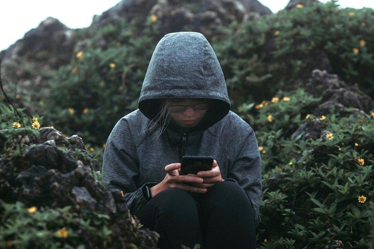 Οι 9 παράγοντες που μπορεί να οδηγήσουν τους έφηβους σε προβληματική χρήση των social media;