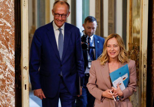 Μερτς σε ρόλο… διαιτητή στην κόντρα Μελόνι – Μακρόν για την Ουκρανία