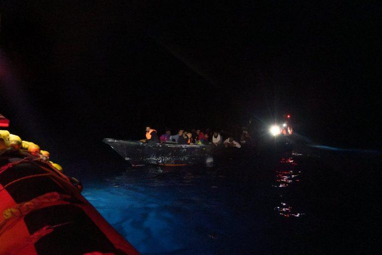 Μετανάστες: Διασώθηκαν 108 άνθρωποι, ανάμεσά τους βρέφος 11 μηνών, στα ανοικτά της Λιβύης