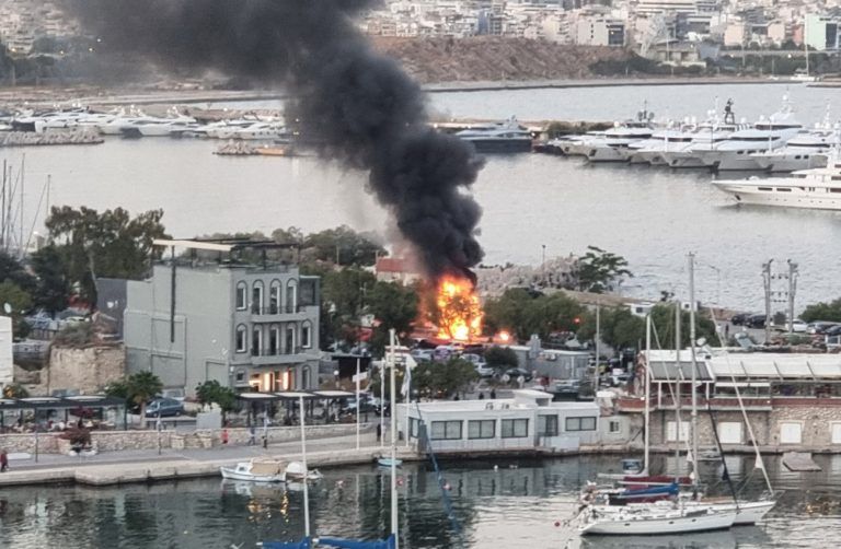 Φωτιά σε όχημα στο Μικρολίμανο στον Πειραιά