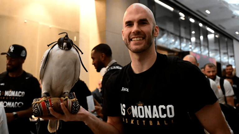 Έφτασε στο Άμπου Ντάμπι η Μονακό (pic+vids)