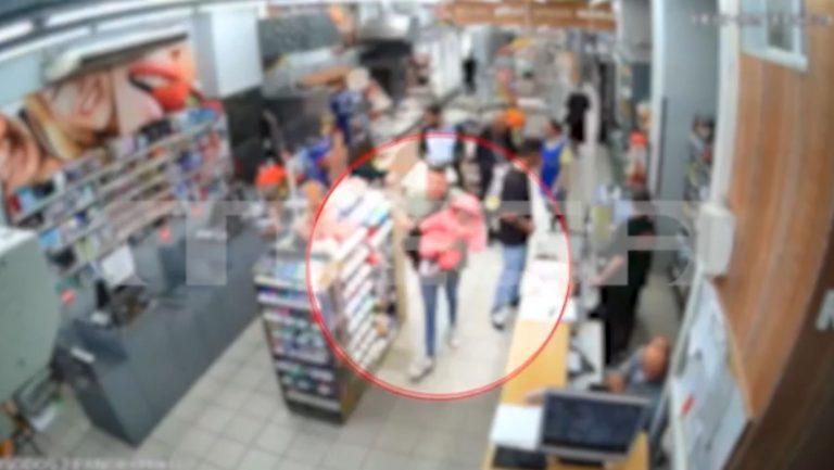 Καρέ – καρέ η αρπαγή του βρέφους από τη γιαγιά του στην Ομόνοια – Παραμένει άφαντος ο δράστης