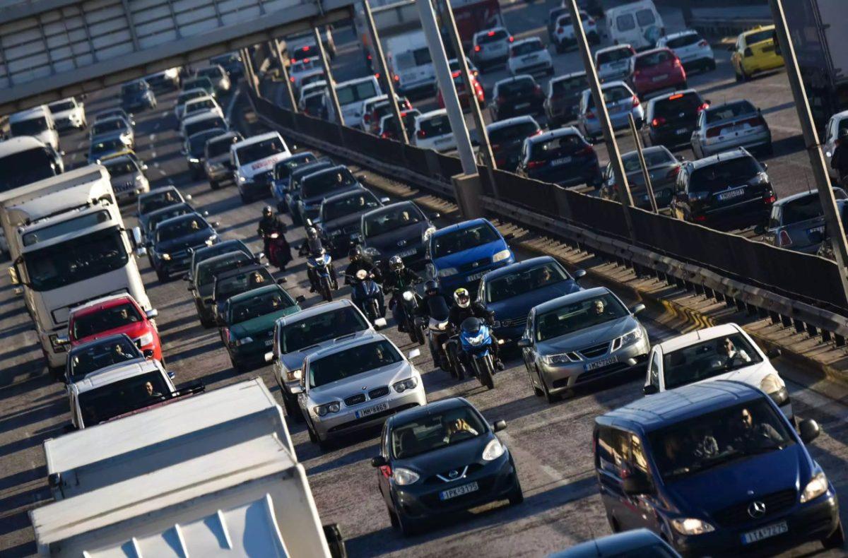 Αττική Οδός: Καραμπόλα με 3 ΙΧ και μια μηχανή στο ύψος της Κηφισίας