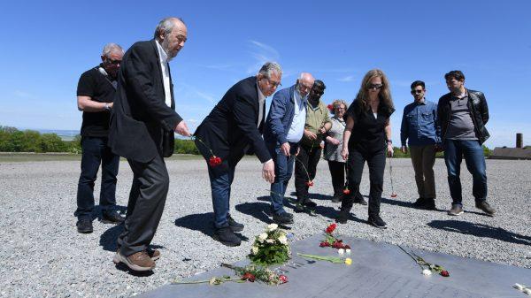 «Δεν ξεχνάμε»: Στο πρώην ναζιστικό κολαστήριο του Μπούχενβαλντ ο Κουτσούμπας