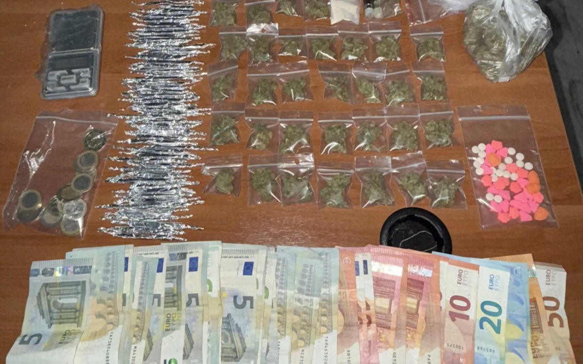Διακινούσαν ναρκωτικά έξω από σχολείο στον Άγιο Παντελεήμονα – Τρεις συλλήψεις