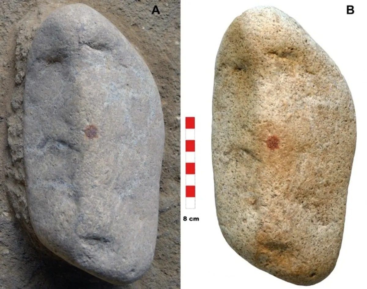 Το βότσαλο μοιάζει αμυδρά με ανθρώπινο πρόσωπο. Η πορτοκαλί κηλίδα στη μύτη τονίζει την ομοιότητα (Álvarez-Alonso et al. 2025)