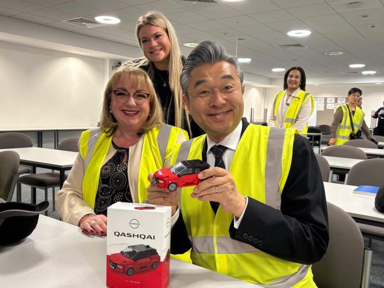 Ο Στάρμερ στηρίζει την ιαπωνική Nissan για να σώσει βρετανικές θέσεις εργασίας