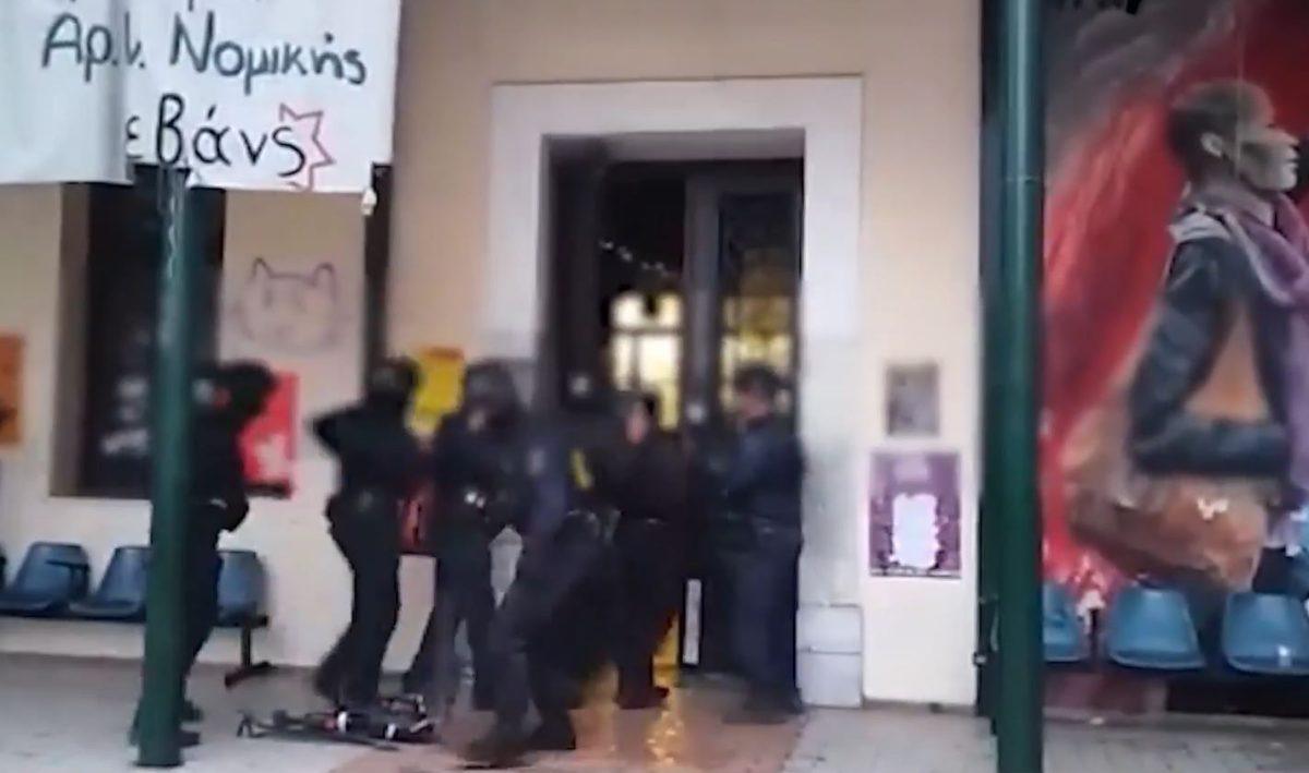 Βίντεο ντοκουμέντο από την έφοδο της ΕΛ.ΑΣ. στη Νομική Αθηνών