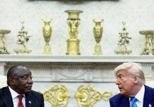 Ο Τραμπ κλείνει τα μάτια στα εγκλήματα στη Γάζα, αλλά βλέπει γενοκτονία στη Νότια Αφρική