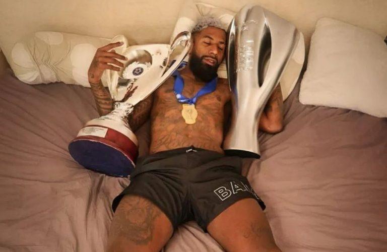 Ο Ροντινέι κοιμήθηκε αγκαλιά με τα τρόπαια του πρωταθλήματος και του Κυπέλλου (pic)