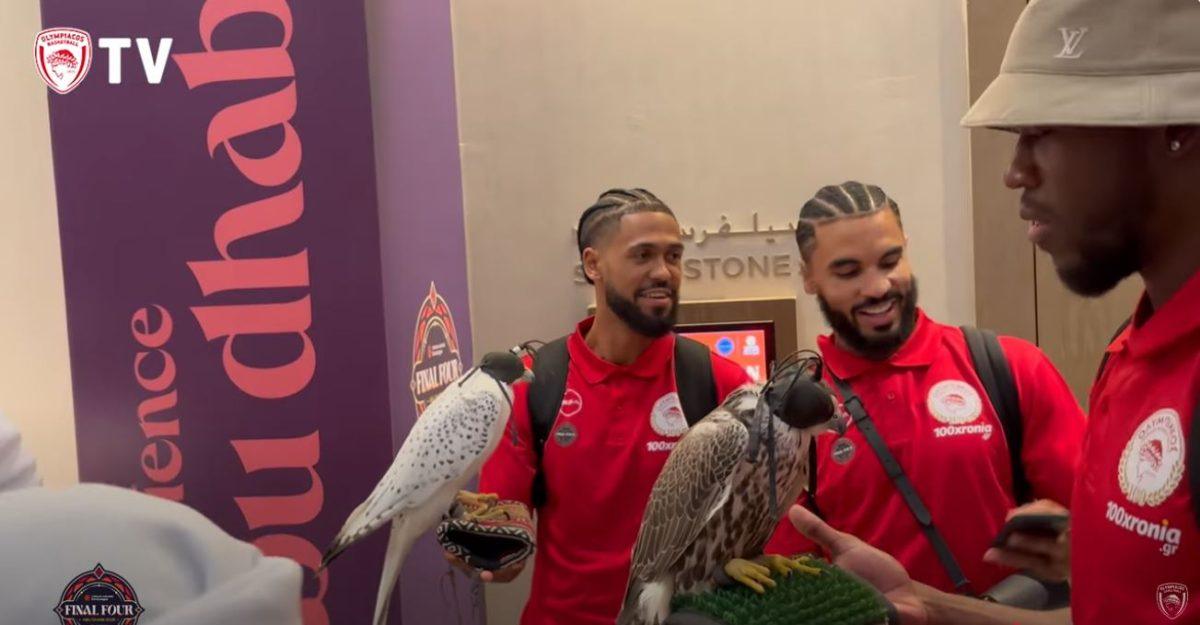 Το ταξίδι του Ολυμπιακού στο Άμπου Ντάμπι, η θερμή υποδοχή και οι… αετοί των Ντόρσεϊ – Μήτρου-Λονγκ! (vid)