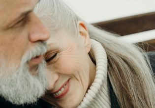 Τέσσερα «μυστικά» για να μεγαλώνουμε πιο ωραία και ευτυχισμένοι