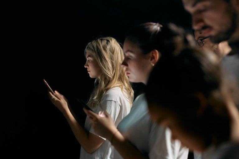 Αλγόριθμος, αυτή η μάστιγα: Στα social media είσαι ό,τι σκρολάρεις