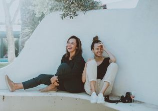 Τα inside jokes κάνουν καλό και «χτίζουν» φιλίες