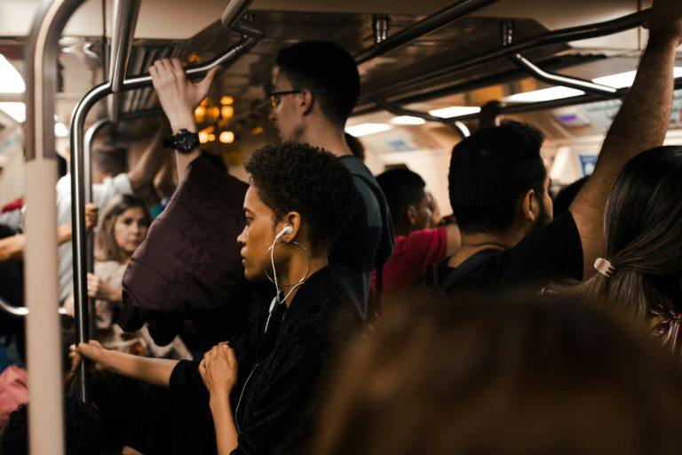 Bare beating: Η πιο εκνευριστική συνήθεια στα ΜΜΜ – Επισύρει ακόμα και πρόστιμο