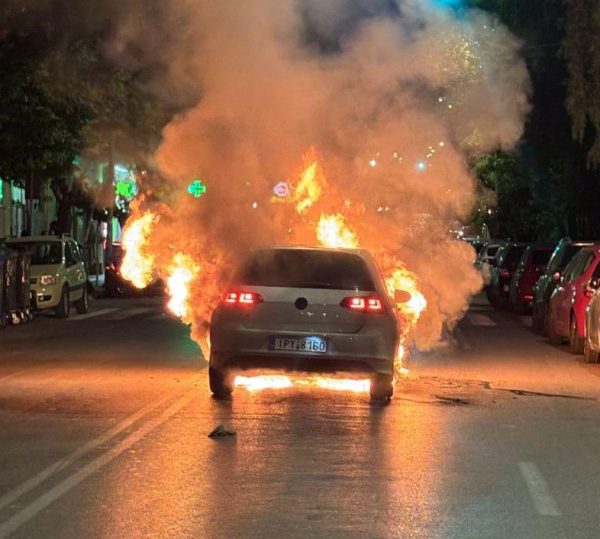 Φωτιά σε αυτοκίνητα στο Παγκράτι – Αποκαταστάθηκε η κυκλοφορία στη Σπ. Μερκούρη