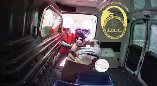 Έφερε από την Ταϊλάνδη ναρκωτικά μέσα σε σκυλοτροφές – Τον τσάκωσε στέλεχος του ΣΔΟΕ ντυμένος κούριερ