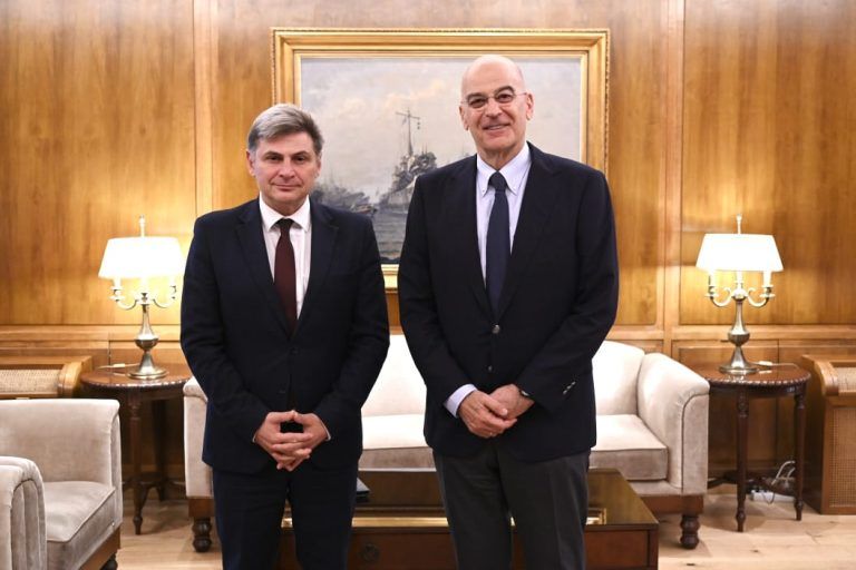 Συνάντηση Δένδια και Φαραντούρη σε «κλίμα συναντίληψης στις προκλήσεις σε άμυνα και ασφάλεια»