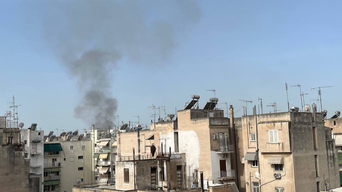 Φωτιά σε εγκαταλελειμμένο κτίριο στη Λιοσίων – Διεκόπη η κυκλοφορία