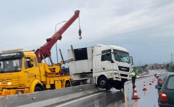 Θεσσαλονίκη: Τροχαίο ατύχημα με νταλίκα στην Εγνατία Οδό