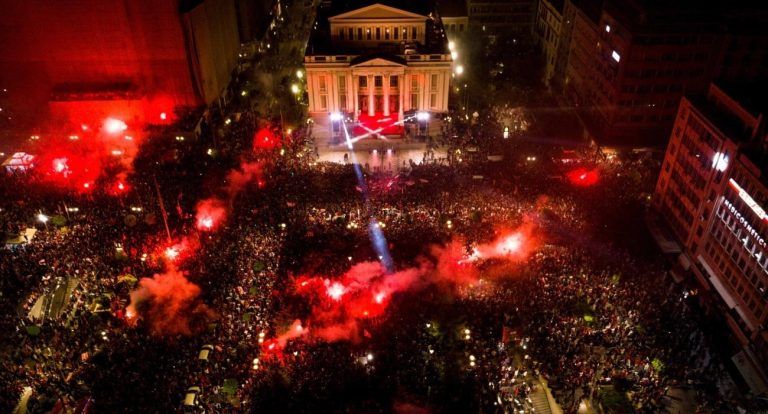 Η στιγμή που σκόραρε ο Ελ Κααμπί – «Σείστηκε» η πλατεία Κοραή από τον κόσμο του Ολυμπιακού (vid)