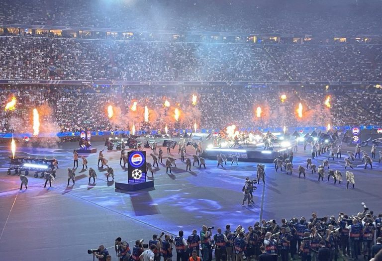 Φαντασμαγορική έναρξη στον τελικό με τους Linkin Park στη σκηνή! (vid)