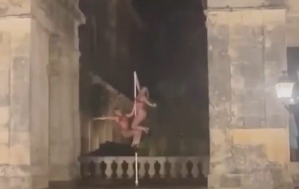 Το pole dancing στα Παλαιά Ανάκτορα της Κέρκυρας προκάλεσε αντιδράσεις στο νησί και οργή στα social media