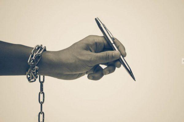 HRW: Ακόμα μία καταδικαστική έκθεση για την Ελευθερία του Τύπου στην Ελλάδα – «Από το κακό στο χειρότερο»