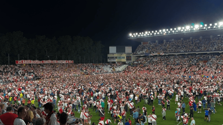 Οπαδοί της Ράγιο Βαγιεκάνο μπήκαν στο γήπεδο έπειτα από τον πρόκριση στο Conference League (vid)