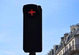 Τι σημαίνει ο «ελληνικός σταυρός» στα φανάρια – Τι πρέπει να κάνετε αν το συναντήσετε