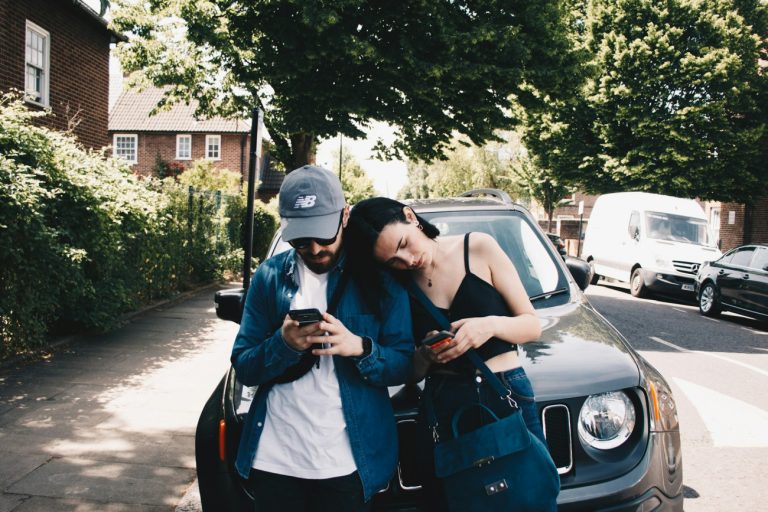 Έρωτας στην εποχή των social media: Θα μοιραζόσουν τα passwords σου με τη σχέση σου;